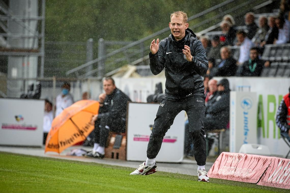 Großaspachs Trainer Steffen Weiß verlangt von seinem Team heute Abend „eine klare Reaktion“ auf die jüngsten Rückschläge. Foto: A. Becher