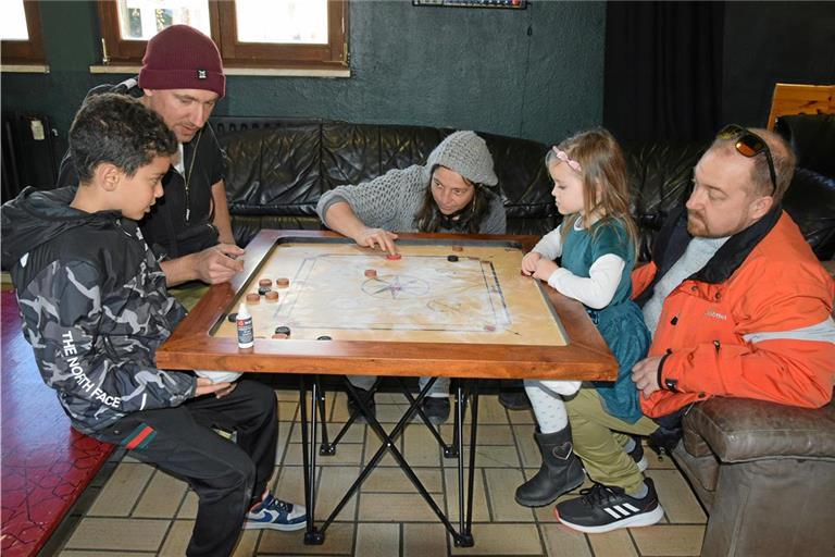 Große und kleine Gäste haben Spaß bei einem Brettspiel der Vielfalt-Games-Spielstraße. Foto: Elisabeth Klaper