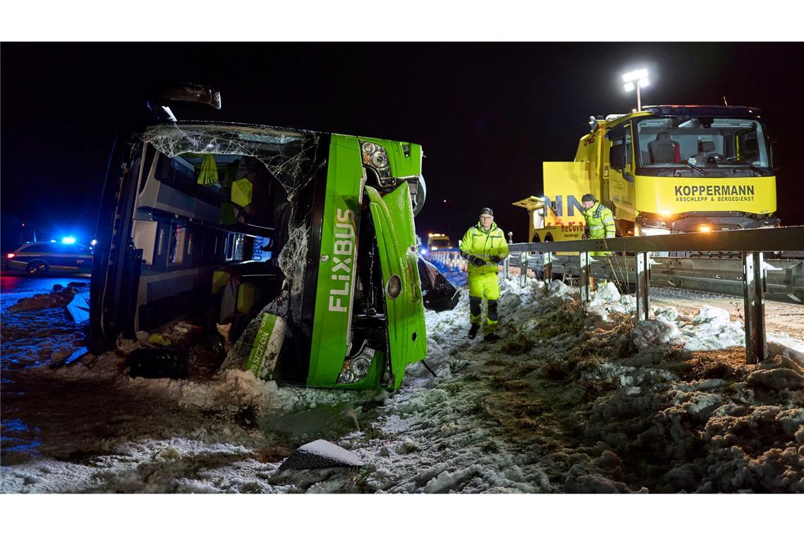 Großeinsatz auf der A11: An einem Parkplatz im Nordosten Brandenburgs sterben bei einem Busunfall zwei Menschen.