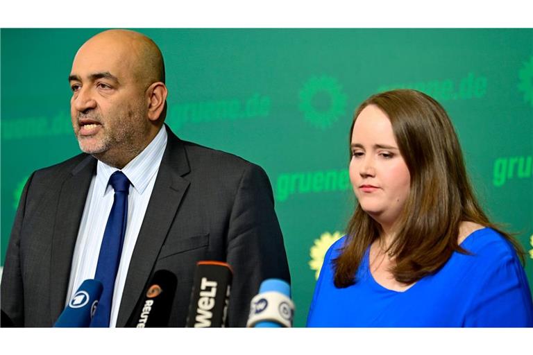 Grünen-Parteivorsitzende Ricarda Lang (r) und Omid Nouripour treten nach den jüngsten Wahlergebnissen zurück (Archivfoto).