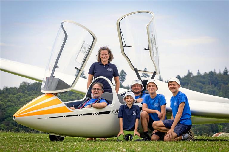 Gustav Burgel sowie Ines, Mats, Jörg, Nils und Lars Schäffler (von links) fühlen sich auf dem Flugplatz pudelwohl. Foto: Alexander Becher