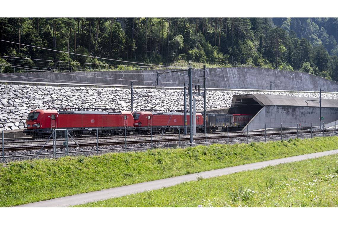 Gut ein Jahr nach einer Zugentgleisung rollt der Verkehr wieder uneingeschränkt durch den Gotthard-Basistunnel in der Schweiz. (Archivbild)