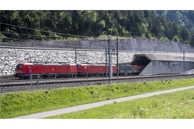 Gut ein Jahr nach einer Zugentgleisung rollt der Verkehr wieder uneingeschränkt durch den Gotthard-Basistunnel in der Schweiz. (Archivbild)