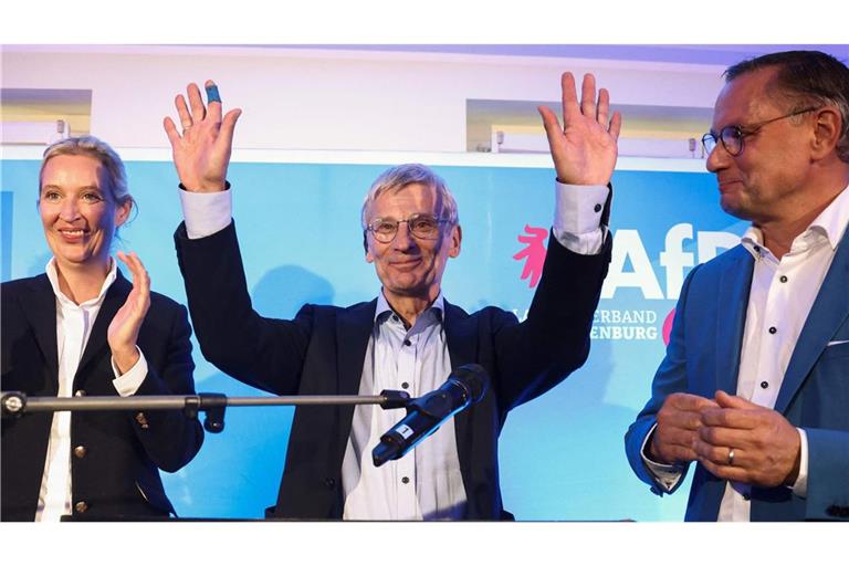 Gute Stimmung bei der AfD in Brandenburg am Sonntag: Alice Weidel (links) mit Hans-Christoph Berndt (Mitte) und Tino Chrupalla.