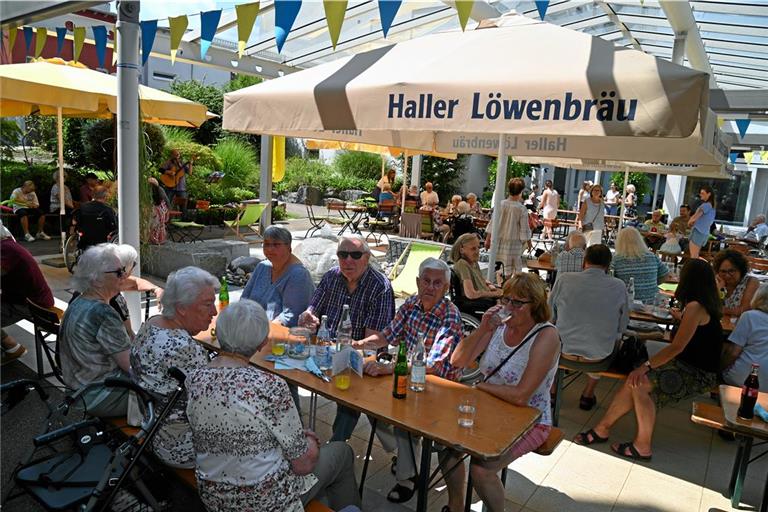 Gutes Wetter, Leckereien und ein Unterhaltungsprogramm waren die Zutaten des Sommerfests der Erich-Schumm-Stiftung Murrhardt. Foto: privat