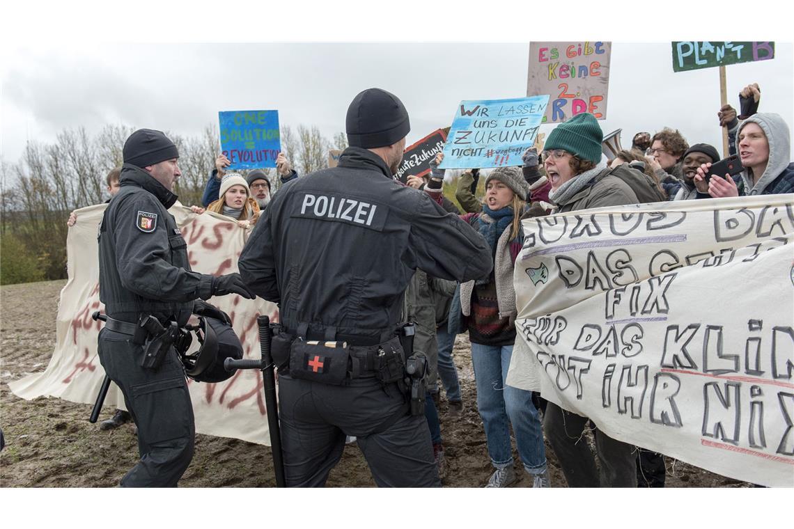 Haben die Klimaproteste der Gegend etwas mit dem Fall zu tun?