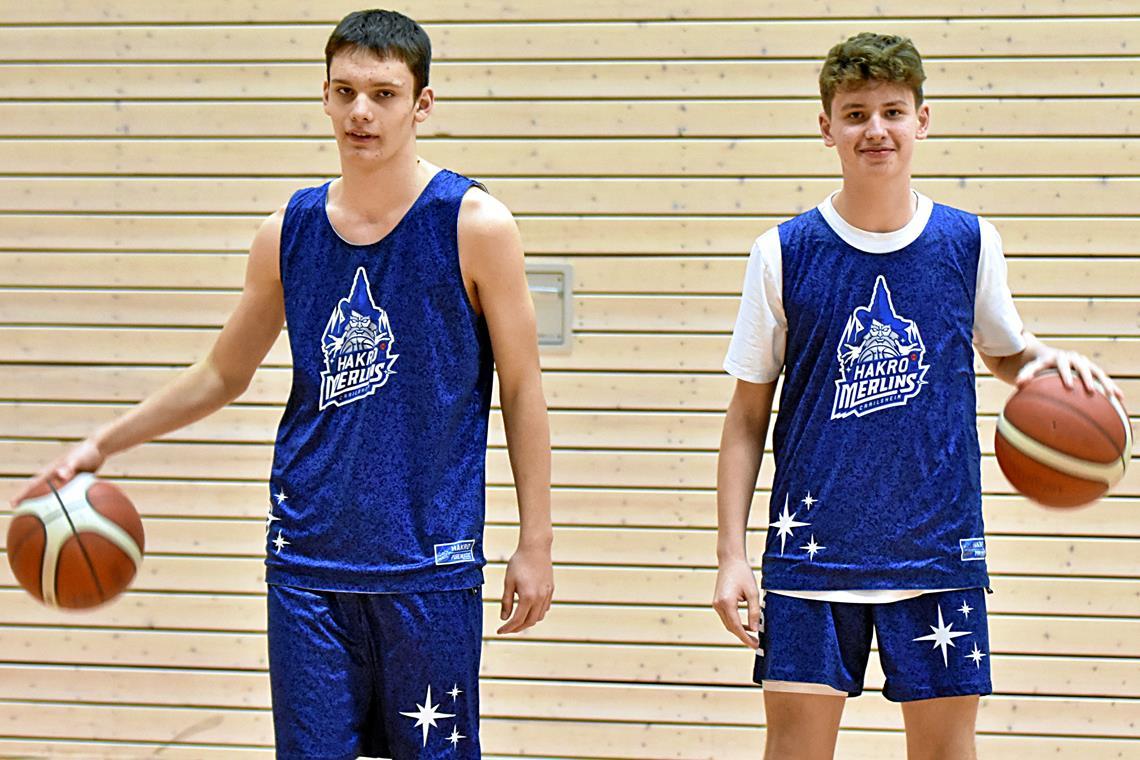 Haben Spaß und ein klares Ziel vor Augen: die Nachwuchsbasketballer Constantin Clemens (links) und Noah Flöther. Foto: Tobias Sellmaier