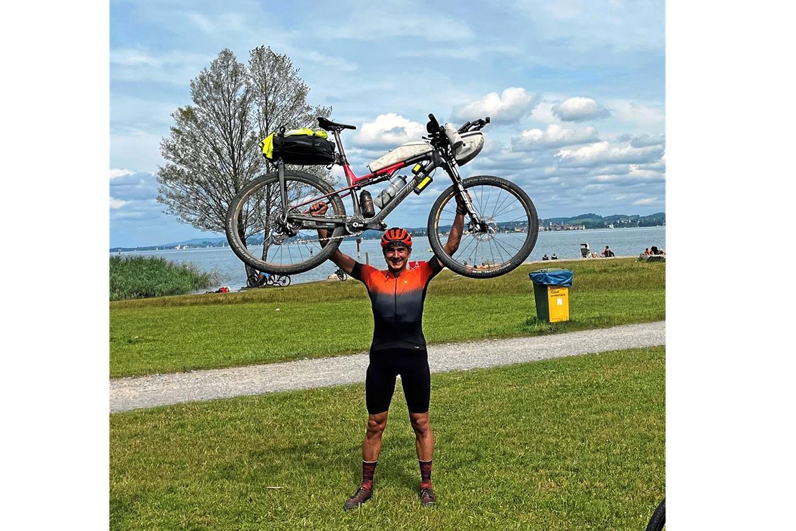 Hände und Fahrrad zum Himmel: Roy Ebelt, als er am Bodensee angekommen ist. Foto: privat