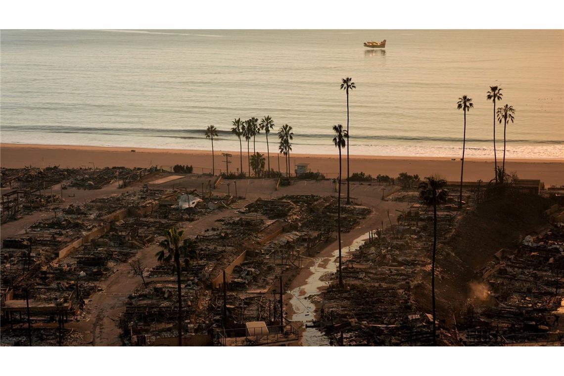 Häuser, die an den Pazifischen Ozean grenzen, sind nach dem Palisades-Feuer im Stadtteil Pacific Palisades bis auf die Grundmauern niedergebrannt.