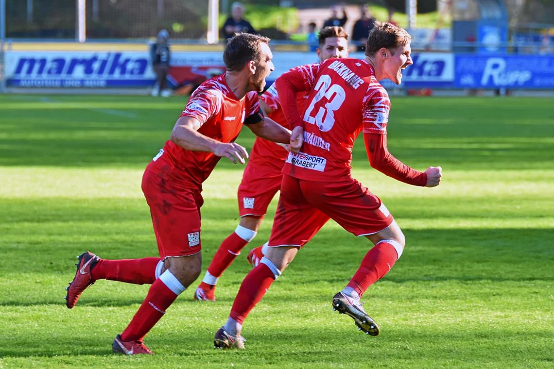 Halt, hiergeblieben: Jannik Dannhäußer (Nummer 23) bejubelt sein 3:2, Kapitän Julian Geldner hängt schon an ihm dran.Foto: Tobias Sellmaier