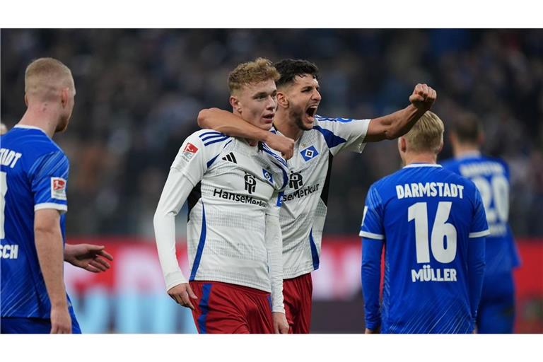 Hamburgs Torschütze Adam Karabec (l) jubelt nach seinem Treffer zum 2:1 mit Hamburgs Daniel Elfadli.