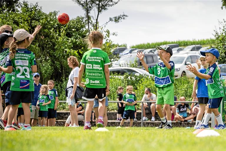 Handballspiele auf dem Rasen, viele Zuschauer im Hintergrund und prall gefüllte Parkplätze sind bei den Sporttagen im Rohrbachtal zu sehen. Foto: Alexander Becher