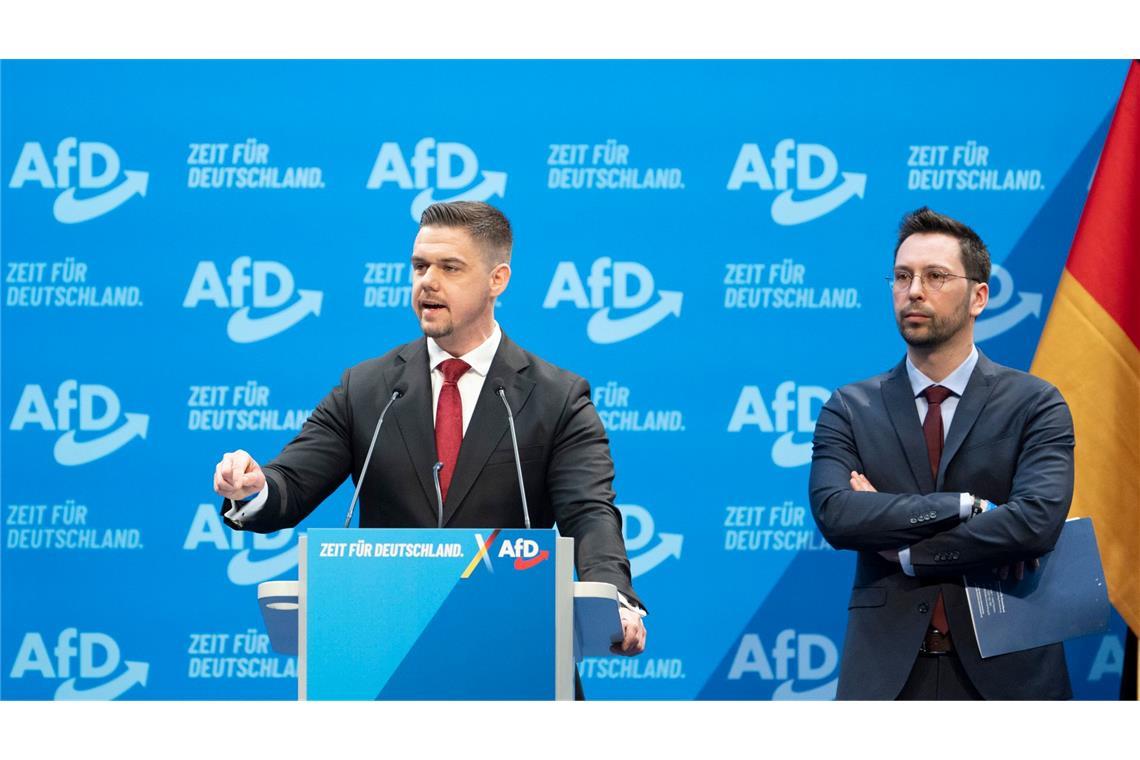 Hannes Gnauck (hier am Rednerpult), ist AfD-Bundestagsabgeordneter und Bundesvorsitzender der Jungen Alternative Deutschland (JA). Er spricht sich auf dem Parteitag in Riesa - ebenso wie der neben ihm stehende Brandenburger AfD-Landtagsabgeordnete Dennis Hohloch - für eine Neugründung der Parteijugend aus.