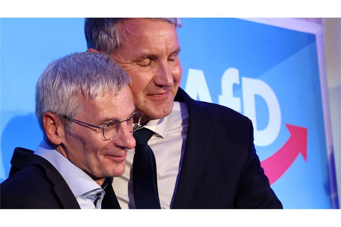 Hans-Christoph Berndt feiert mit Björn Höcke, dem Sprecher des Landesverbands der AfD in Thüringen.