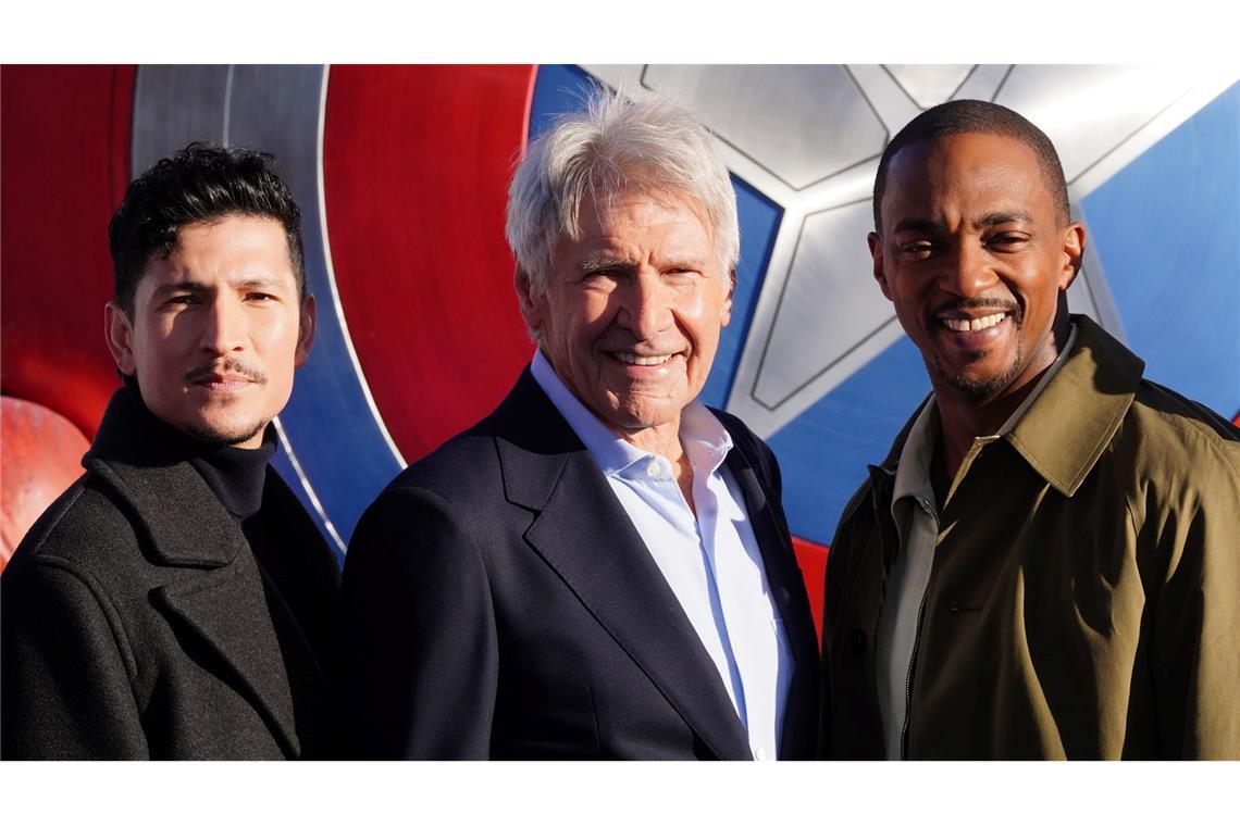 Harrison Ford (Mitte) mit seinen Co-Stars Danny Ramirez (l) und Anthony Mackie (r) aus "Captain America: Brave New World"