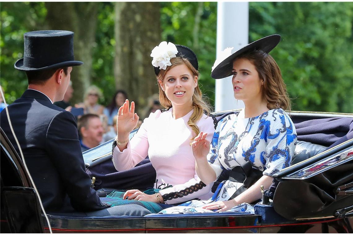 Hat <b>Prinzessin Beatrice</b> (links) dieses Kleid womöglich aus dem Schrank ihrer Tante? Die Enkelin der Queen trug es 2019 bei „Trooping the Colour“, der Geburtstagsparade für ihre Großmutter – ...