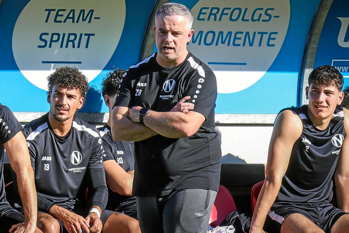 Hat mehr als Sieg und Niederlage im Fußball im Blick: Zlatko Blaskic (Mitte), Gründer der Spendenaktion „Kindergewinner“. Foto: Alexander Becher