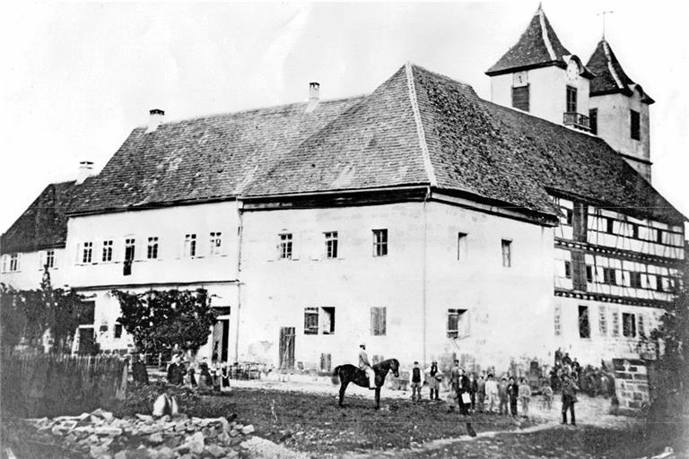 Hat sich deutlich gewandelt: das Aussehen der kirchlichen Gebäude im Klosterhof. Das Foto zeigt von links einen Anbau, das Refektorium, die Alte Abtei, den Fruchtkasten sowie die Stadtkirche im Hintergrund um 1860.  Foto: Fotoarchiv der Stadt Murrhardt