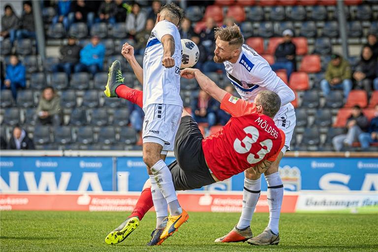 Hatte gegen die FSV-Defensive einen schweren Stand: SG-Angreifer Sascha Mölders (Mitte.) Am Ende trennten sich Großaspach und Frankfurt im Kellerduell 1:1. Foto: A. Becher