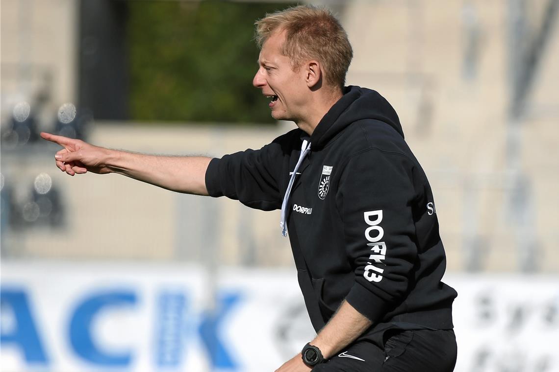 Hatte in Kassel viel Grund zur Unzufriedenheit: Steffen Weiß. Fürs Duell mit Koblenz fordert er Wiedergutmachung von seiner Elf. Foto: A. Becher