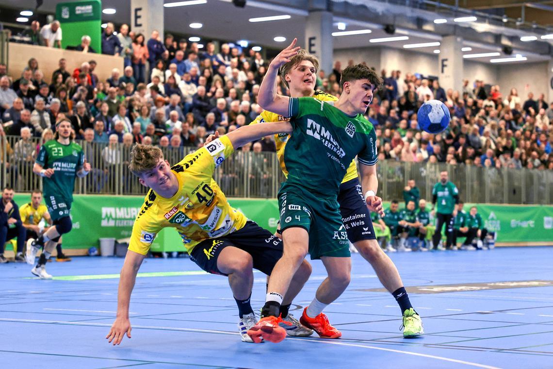 HCOB-Handballer Elias Newel ist selten zu bremsen, in dieser Situation versuchen es gleich zwei Gegenspieler. Der 20-Jährige steuert neun Tore zum Heimsieg bei. Foto: Alexander Becher