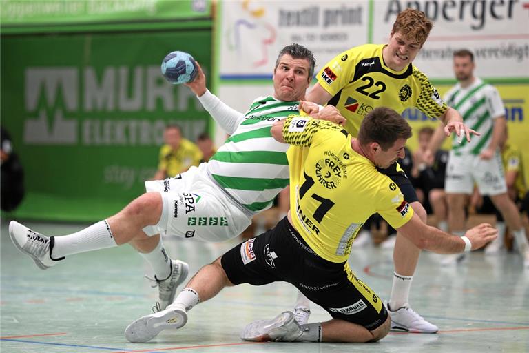 HCOB-Kreisläufer Alexander Schmid (am Ball) war von den Gästen selten zu stoppen und steuerte sechs Tore bei. Foto: Alexander Becher