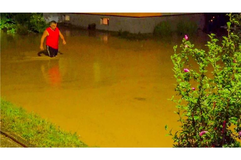 Heftige Unwetter haben im Südwesten Straßen überflutet, Keller volllaufen und - wie hier im Landkreis Karlsruhe die Saalbach - Flüsse extrem ansteigen lassen. Feuerwehr, Polizei und Rettungskräfte sind im Dauereinsatz.