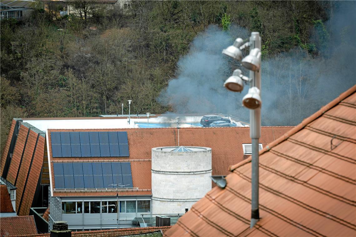 Heftiger Qualm ist am Dienstagmorgen über dem Parkhaus Stadtmitte zu sehen. Foto: Alexander Becher