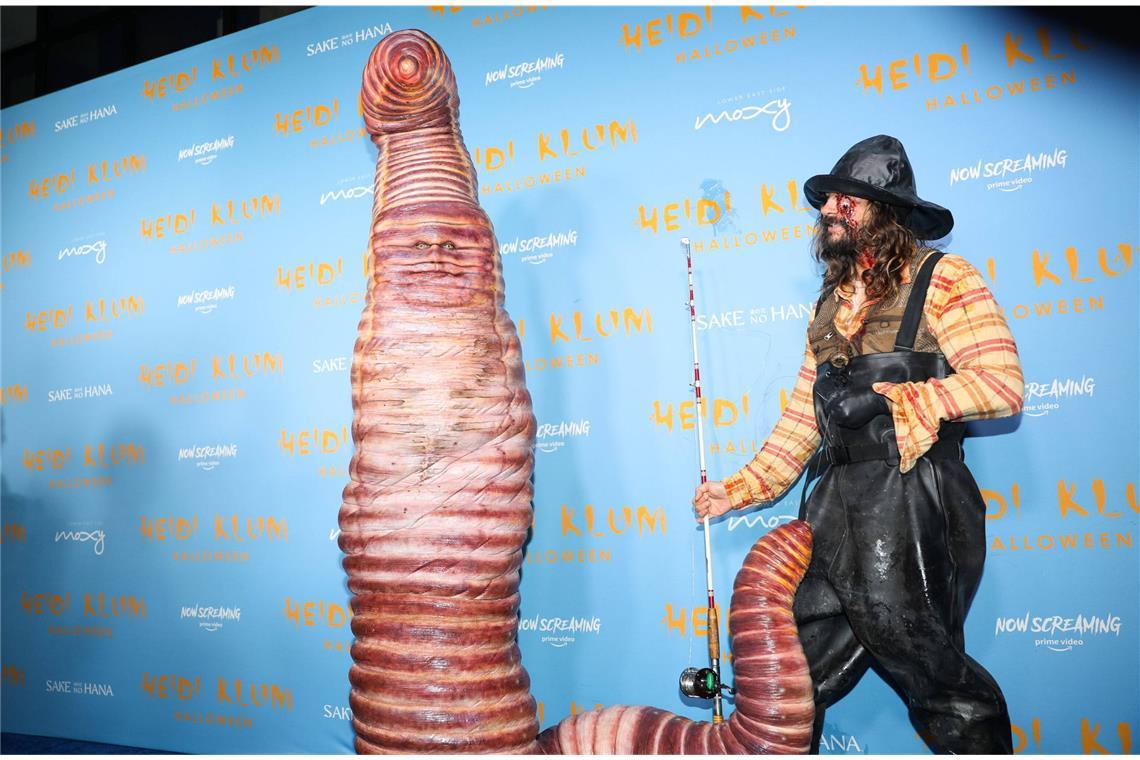 Heidi Klum als Wurm bei ihrer Halloween-Party vergangenen Oktober. Mit dabei: ihr Mann Tom Kaulitz als Angler verkleidet.