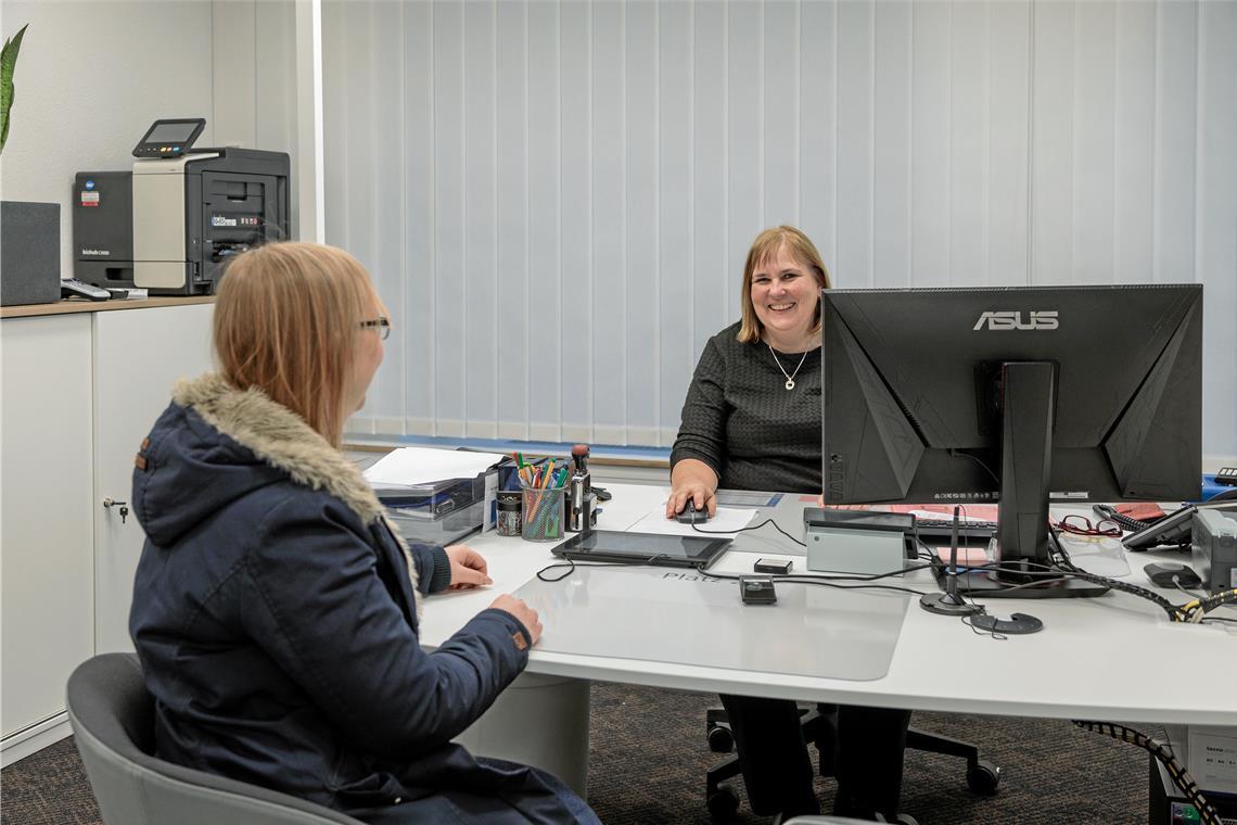 Heike Brenner (rechts) an ihrem neuen Arbeitsplatz mit Kollegin Samantha Bäßler.