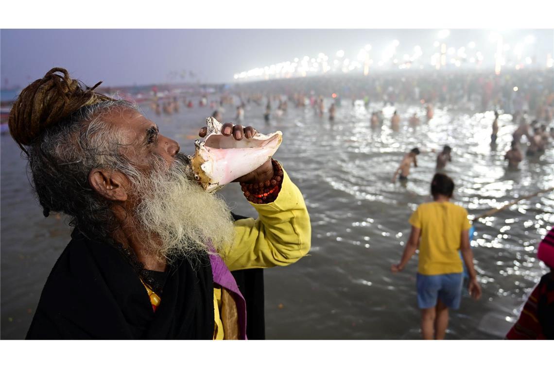 Heiliges Bad im Sangam beim hinduistischen Fest Maha Kumbh in Indien.