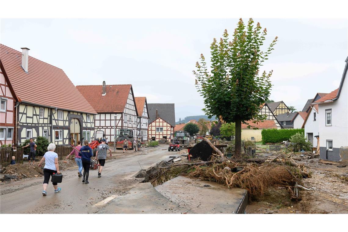 Helfer sind nach dem Unwetter in dem Trendelburger Stadtteil Gottsbüren im Einsatz.