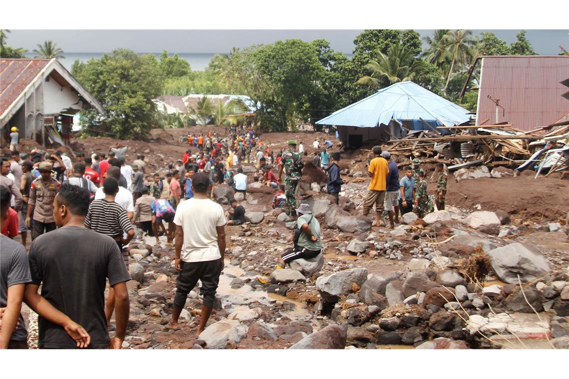 Helfer und Dorfbewohner suchen nach einer Sturzflut, bei der mehrere Menschen in Rua auf der Insel Ternate in Indonesien ums Leben kamen, weiter nach Vermissten.