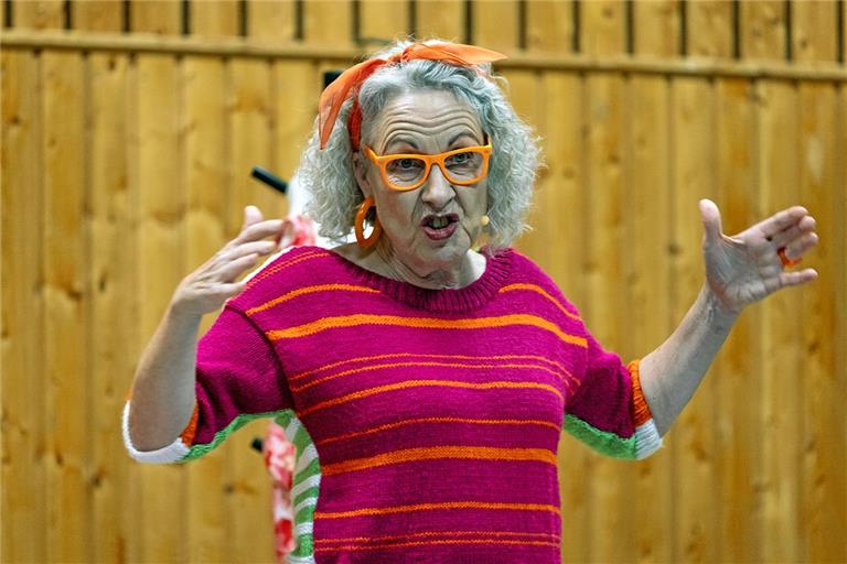 Helga Becker hat in der Fornsbacher Gemeindehalle mit viel Witz und beeindruckender Präsenz überzeugt. Foto: Jörg Fiedler