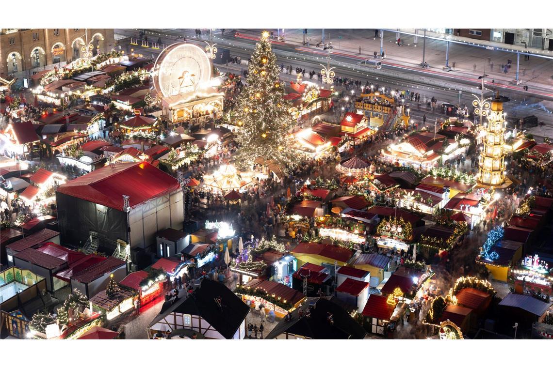 Hell erleuchtet sind die Verkaufsstände auf dem 590. Dresdner Striezelmarkt