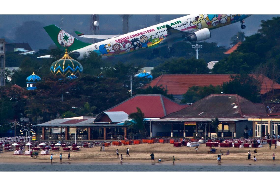 Hello-Kitty-Flieger startet auf Bali: Ein Airbus A330  mit einer Sonderlackierung, die Sanrio-Figuren wie Hello Kitty zeigt, hebt vom internationalen Flughafen auf der Insel Bali ab.