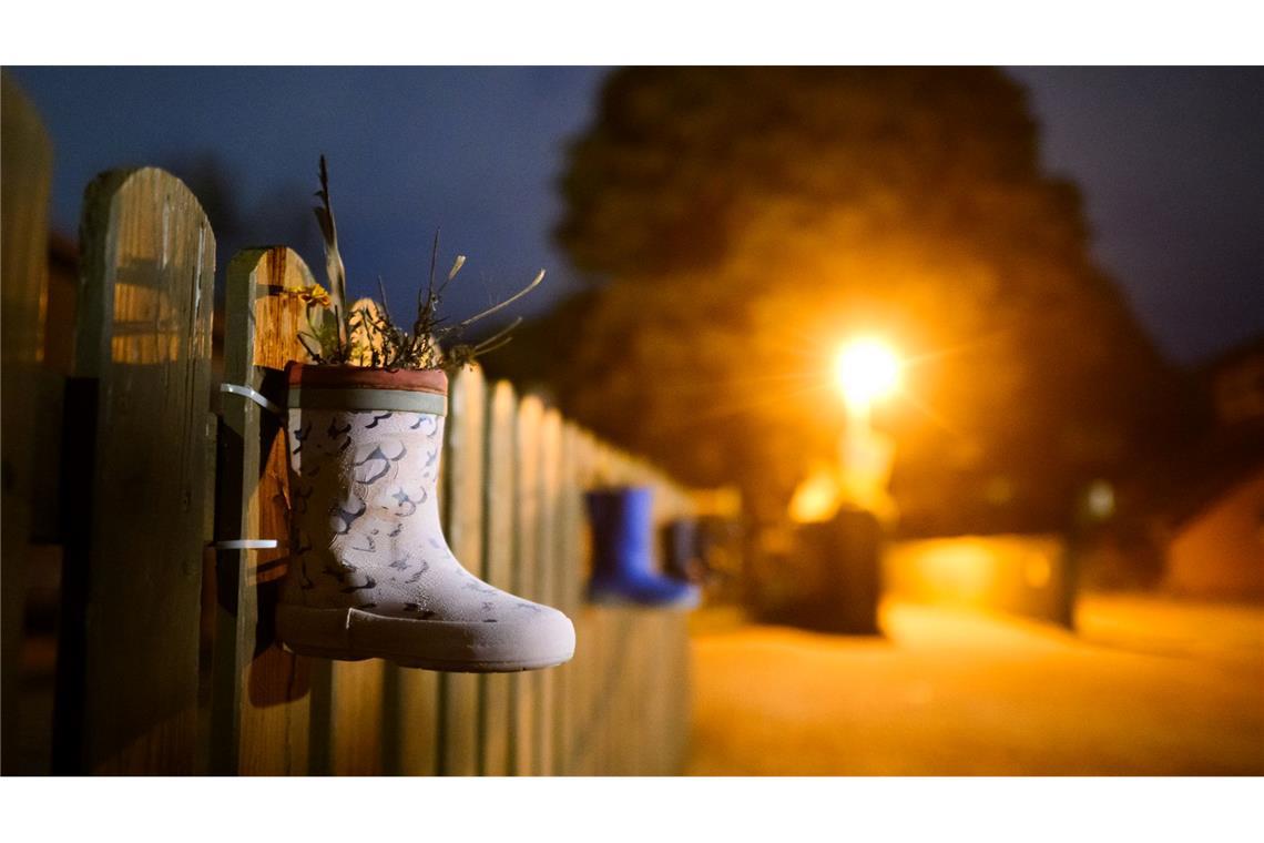 Herbst in Niedersachsen. Ein Gummistiefel hängt am Zaun eines Kindergartens in der Region Hannover.