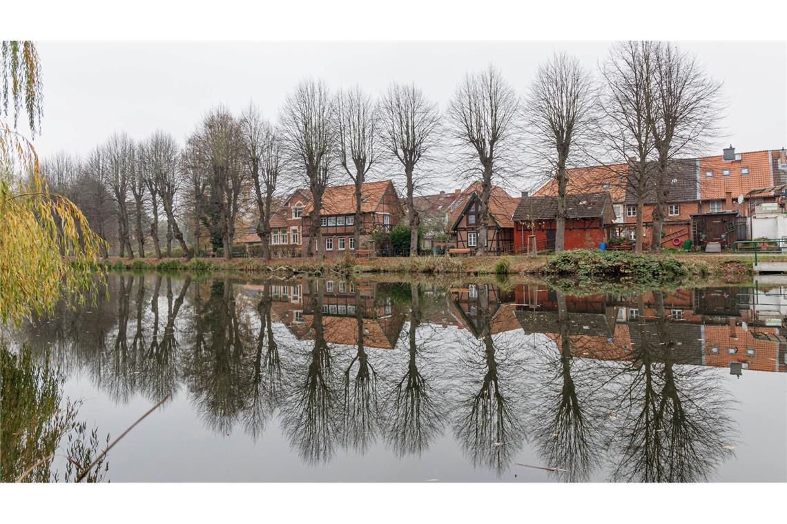 Herbstwetter in Mecklenburg-Vorpommern: Spiegelung im Altendorfer Teich in Boizenburg.