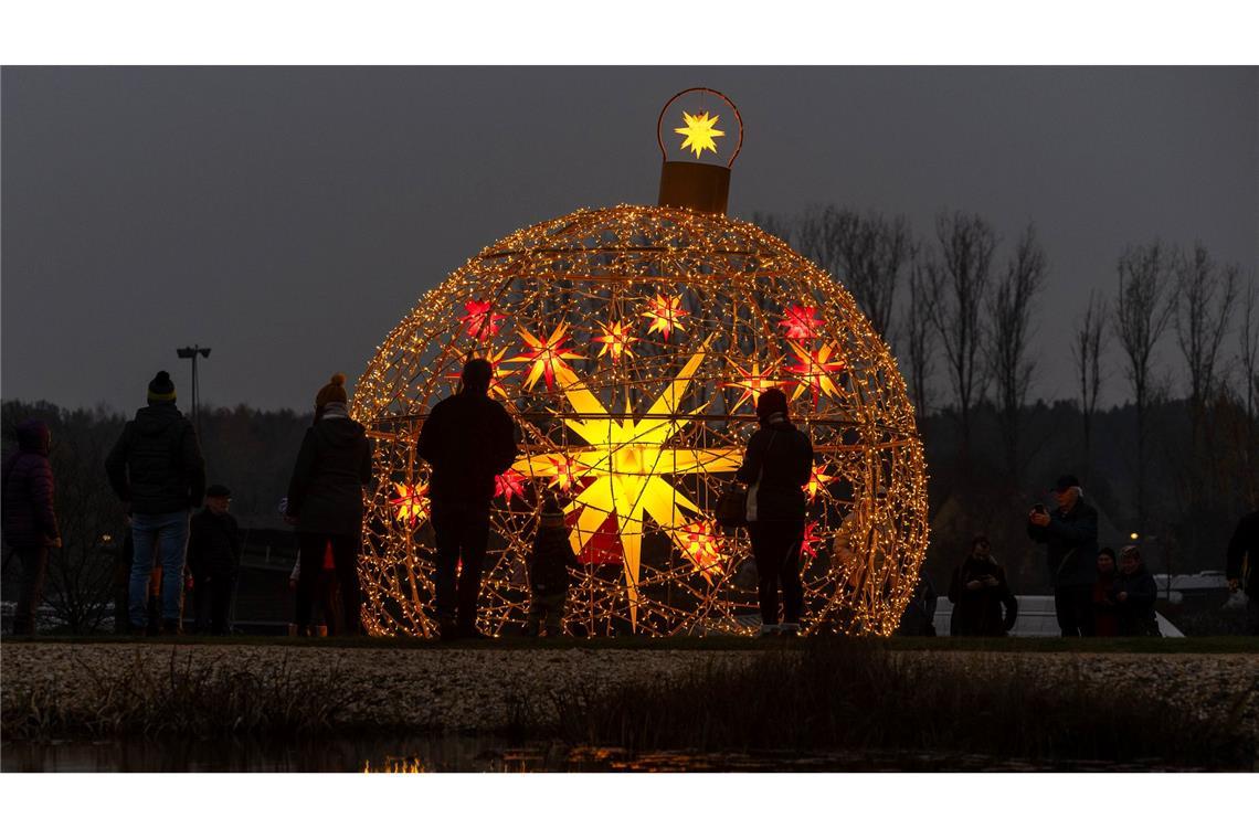 "Herrnhuter Sternenglanz" - Original Herrnhuter Sterne in verschiedenen Größen und Farben geben dem Park ein besonderes strahlendes Lichtererlebnis in den Abendstunden.