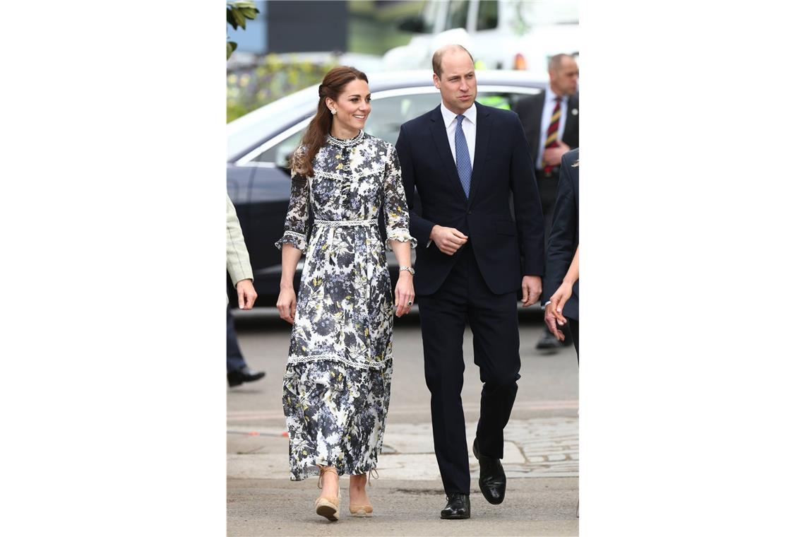 Herzogin Kate trug einen Monat später bei der Chelsea Flower Show das Kleid in lang – Prinz Williams damals 86-jährige Großtante hatte übrigens das gleiche.