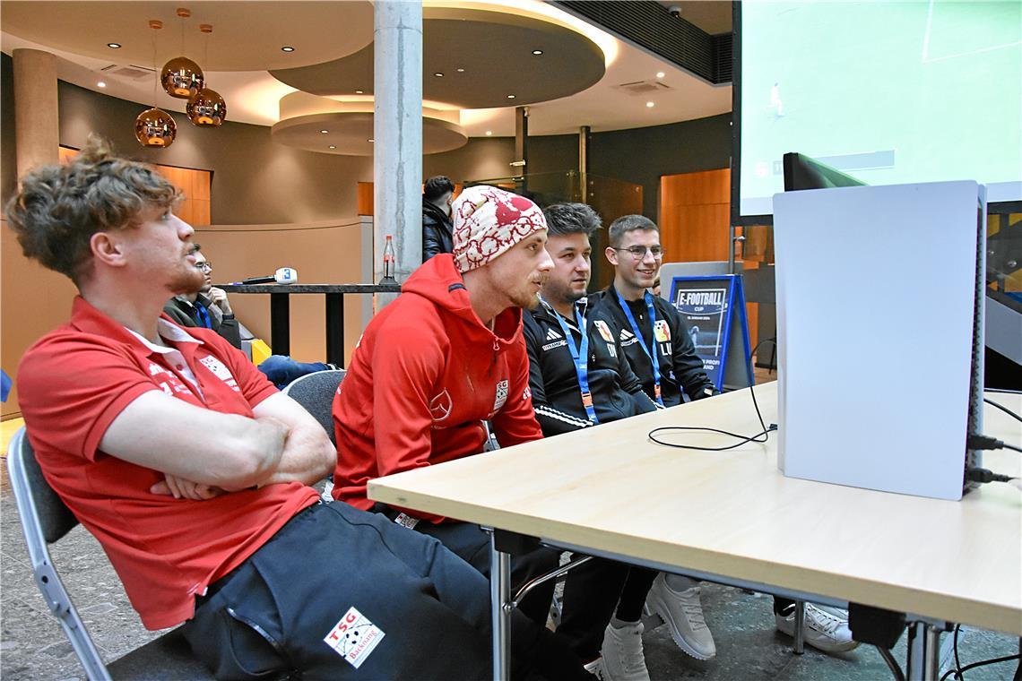 Hier messen sich Talha Özen und Leon Leuze von der TSG Backnang mit Dennis Verbr...