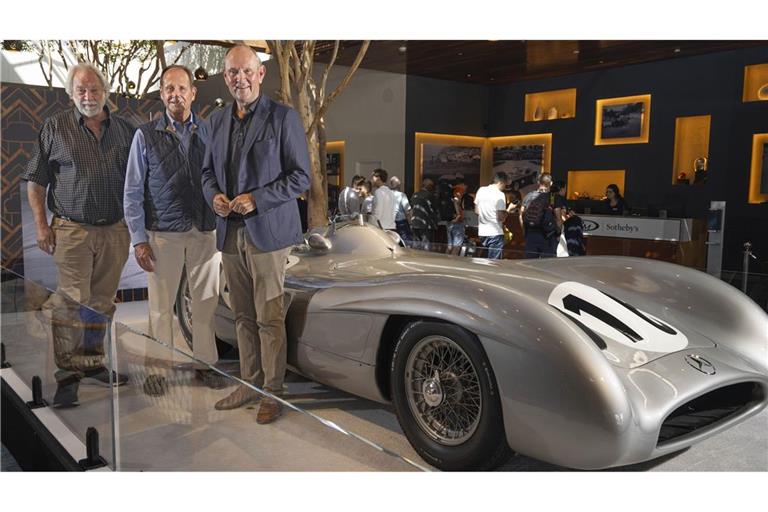 Highlight auf der Pebble Beach Automotive Week 2024: Der W 196 R, zusammen mit Rob Myers, Chairman und CEO der RM Group of Companies, Joe Hale, Direktor des Indianapolis Motor Speedway Museums und Marcus Breitschwerdt, CEO Mercedes-Benz Heritage GmbH (von links).