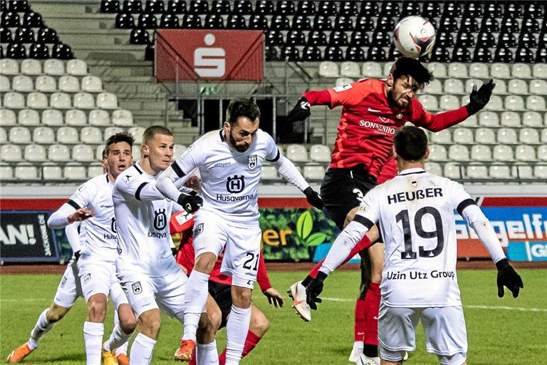 Hinten stemmten sich Nico Jüllich und Kollegen lange Zeit erfolgreich gegen die Ulmer Übermacht. Vorne ging bei der 0:2-Niederlage aber wenig. Wobei der Kopfball von Jüllich nach einen knappen Viertelstunde trotzdem fast die Führung bedeutet hätte, jedoch nur an die Latte ging. Foto: Eibner