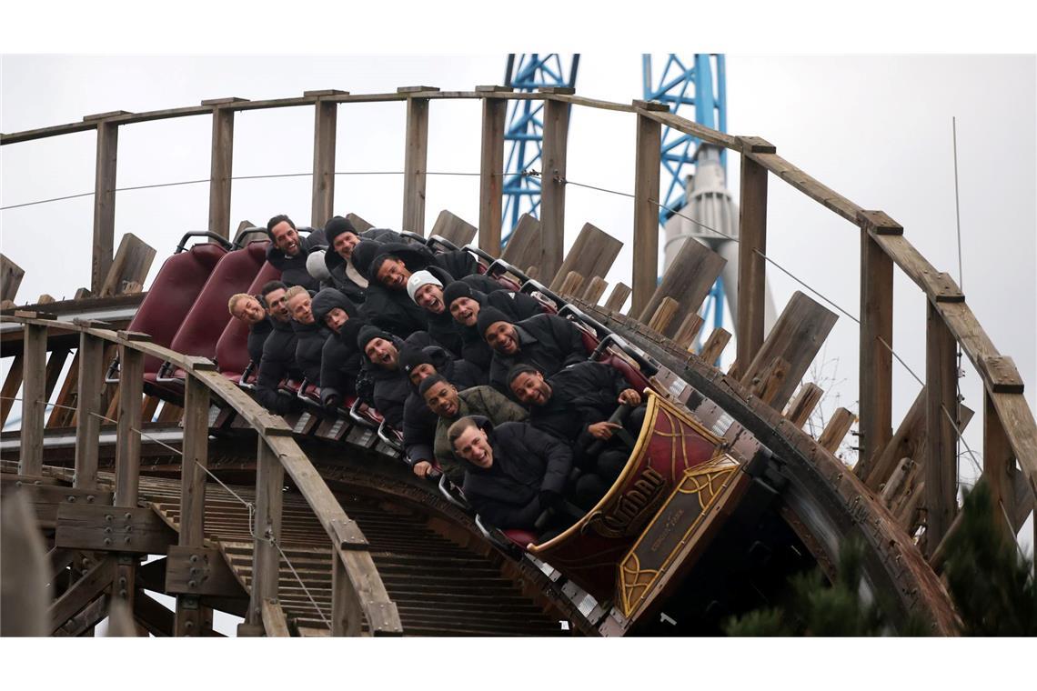 Hoch hinaus: Spieler der deutschen Fußball-Nationalmannschaft fahren in einer Achterbahn im Europa-Park Rust.