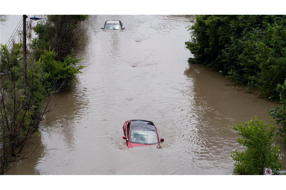 Hochwasser bis zum Dach - 14 Autofahrer müssen gerettet werden