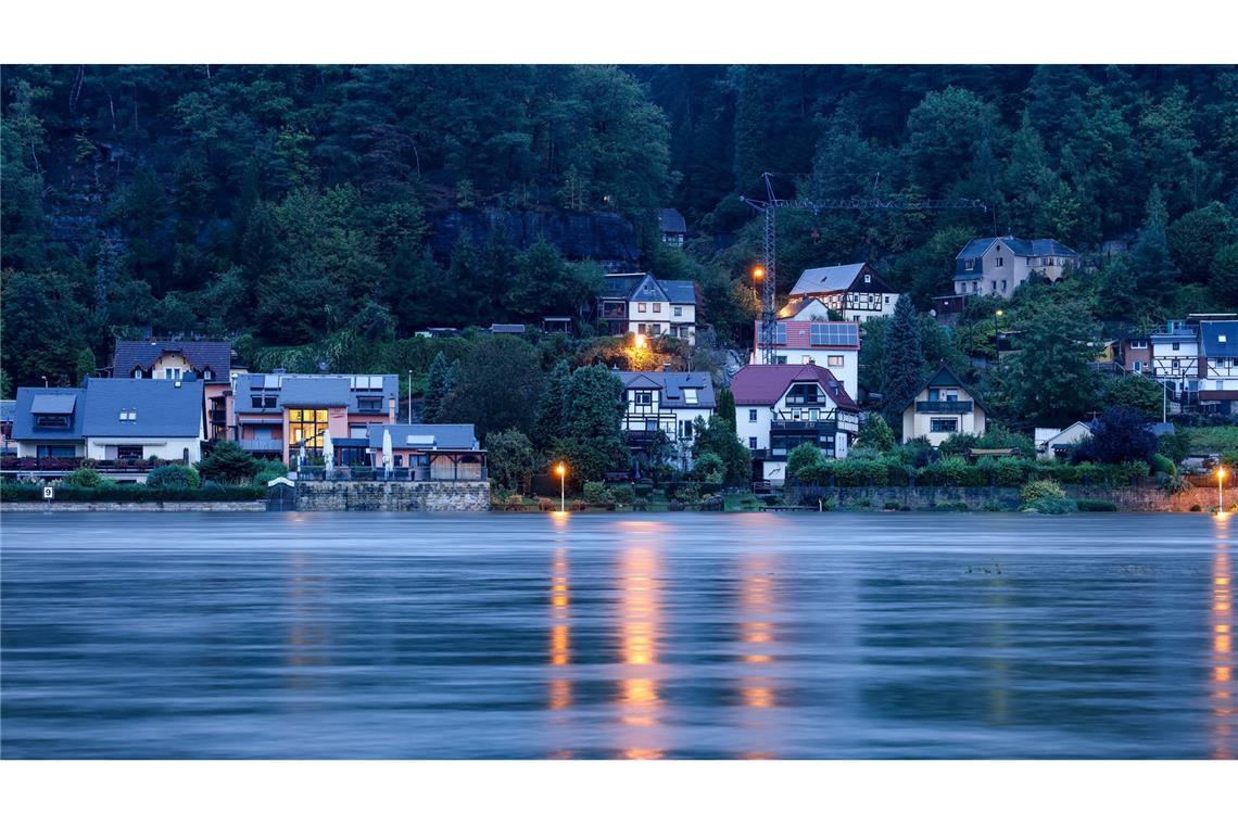 Hochwasser in Deutschland: Unter anderem in Bad Schandau in Sachsen steigt der Pegel der Elbe weiter an.