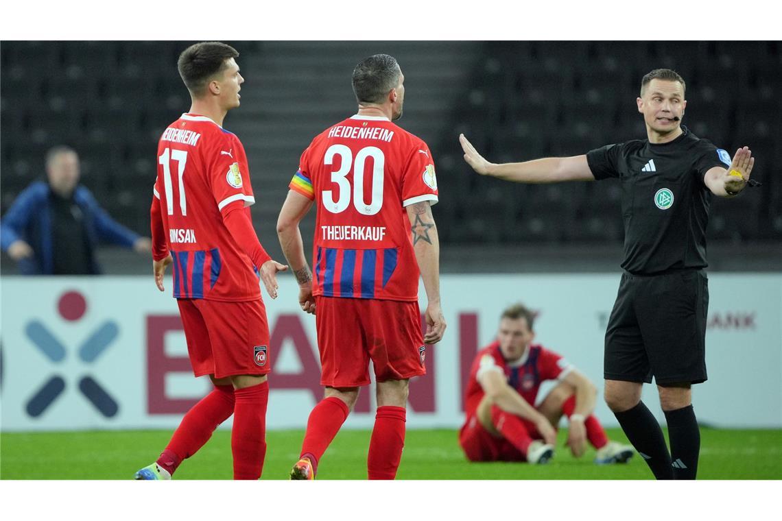 Hoffenheims Spieler ärgern sich über Schiedsrichter Robert Kampka.