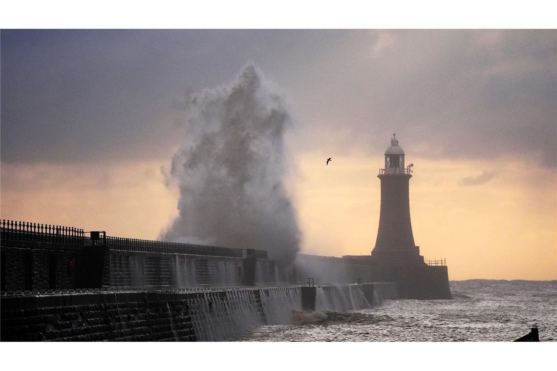 Hohe Wellen am Leuchtturm des Tynemouth Piers an der Mündung des Flusses Tyne.