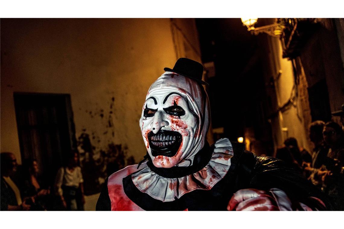 Horrorclown: Für die Panik vor Clowns gibt es  einen medizinischen Fachbegriff: Coulrophobie – die krankhafte Angst vor Clowns. Dahinter verbirgt sich die Angst vor dem Unbekannten,  die Furcht vor dem Bösen, das sich hinter der Maske des Lächeln versteckt. Der Anthropologe Claude Levi-Strauß (1908-2009) hat dieses Phänomen  genauer untersucht. Wer eine Maske trägt, braucht sich um gesellschaftlliche Konventionen nicht zu scheren, weil sie seine Identität verdeckt. So kann er öffentlich und doch unerkannt Schrecken verbreiten.