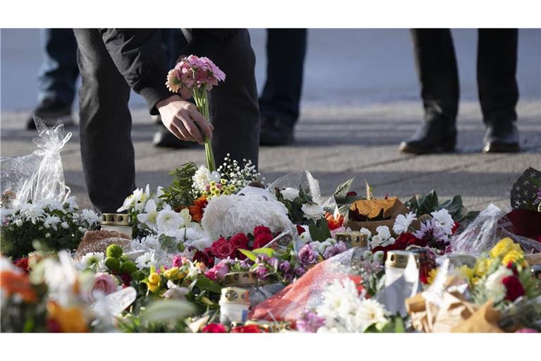 Hunderte Menschen gedenken der Opfer von Magdeburg und legen Blumen nieder.